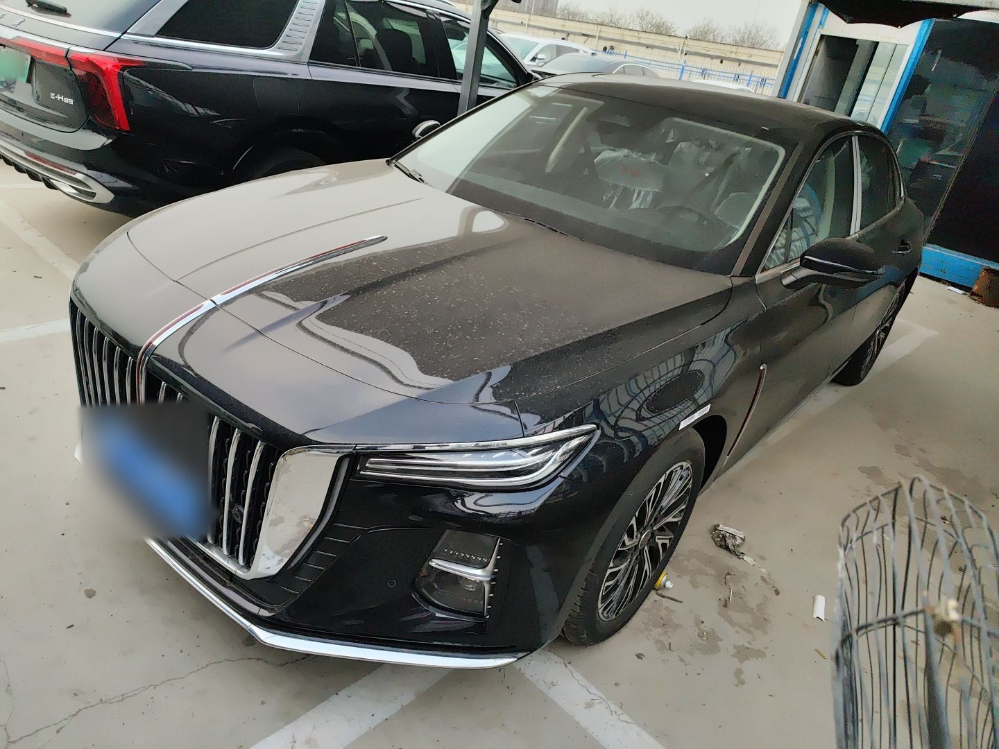 تحت مقدمة السيارة