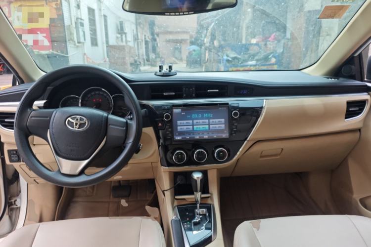 Used Toyota Corolla 2014 1.6L CVT GL Center Console