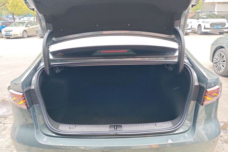 Used Fengyun A8L 2025 1.5 TGDI 145 km Luxury Version Trunk