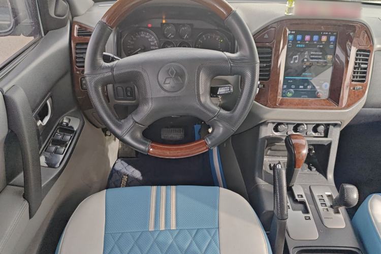 Used Mitsubishi Pajero 2006 3.0L AT GLS Steering Wheel