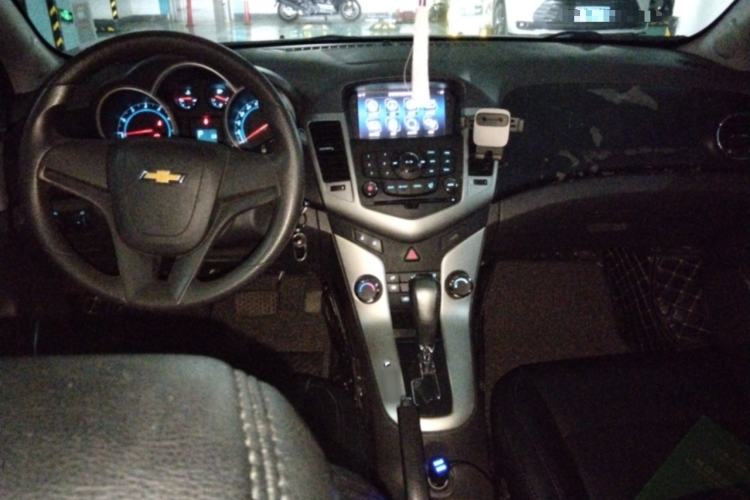 Used Chevrolet Cruze 2013 1.6L SE AT Center Console