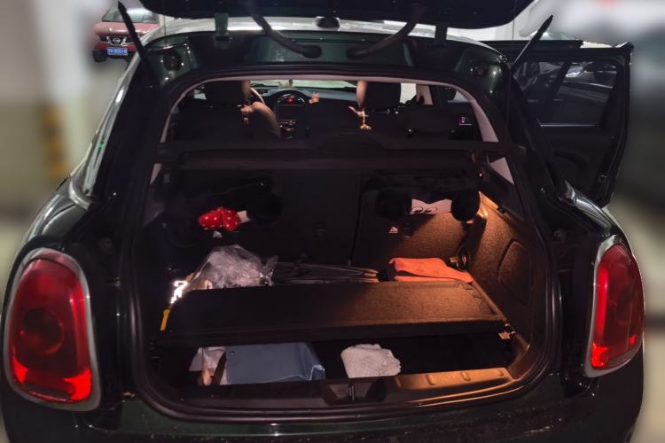 Used MINI 2016 1.5T COOPER Five-Door Edition Trunk