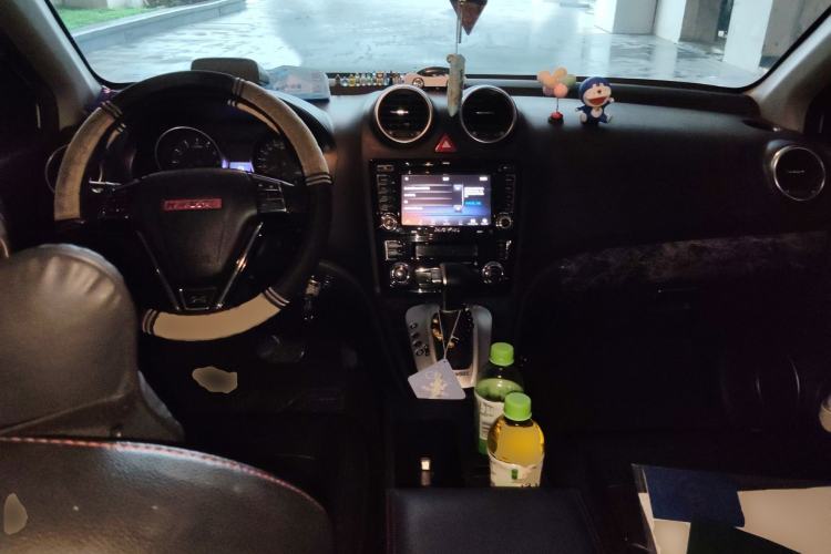 Used Haval H6 2013 Upgraded Model 2.4L Automatic Two-Wheel Drive Elite Version Center Console