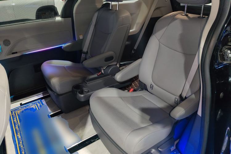 Used Toyota SIENNA 2023 2.5L Hybrid Luxury Edition Left Rear Seat