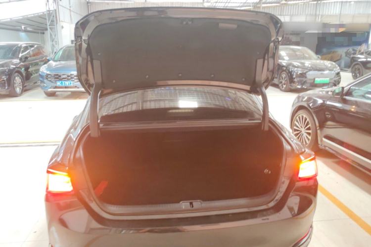 Used Lexus ES 2025 300h Deluxe Edition Trunk