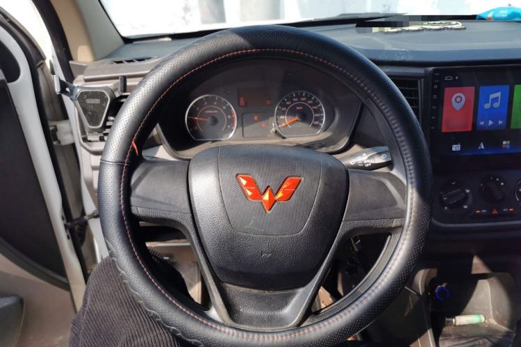 Used Wuling Hongguang V 2022 1.5L Jingqu Edition Enclosed-Window Vehicle with Electric Power Steering LAR Steering Wheel