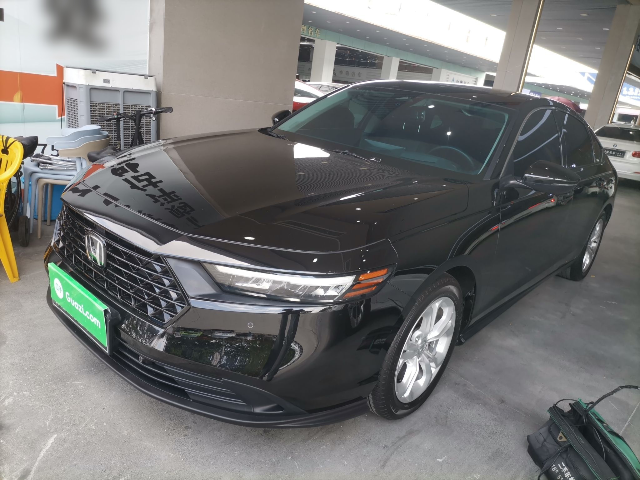 Под передней частью автомобиля