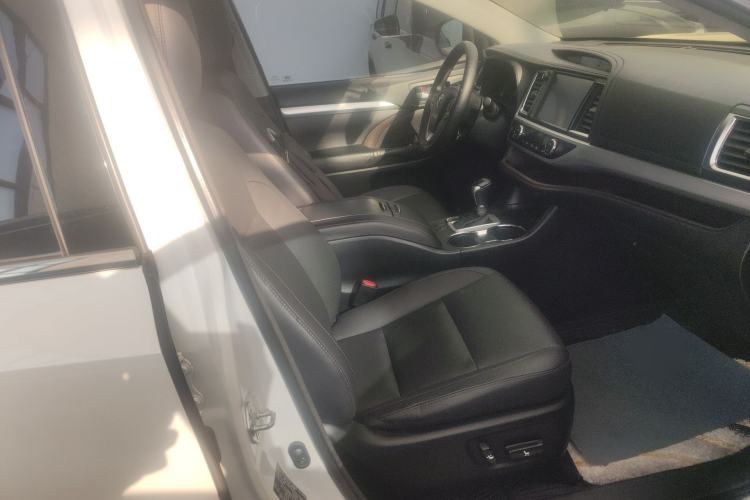 Used Toyota Highlander 2017 2.0T Four-Wheel Drive Luxury Edition 7 Seats Right Front Seat