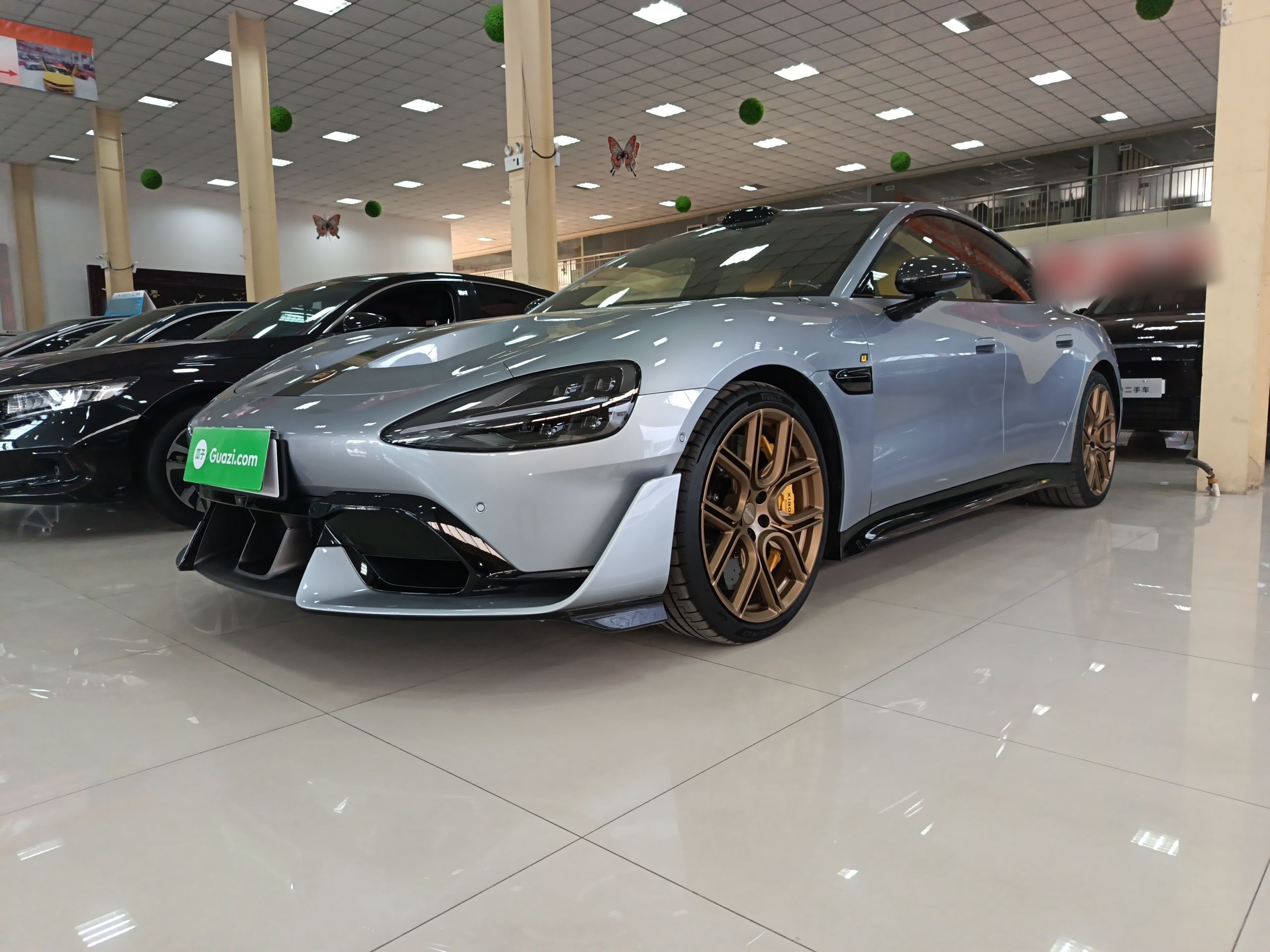 تحت مقدمة السيارة