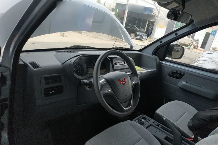 Used Wuling Yangguang 2024 300KM Comfort Version Passenger Van 75kW
