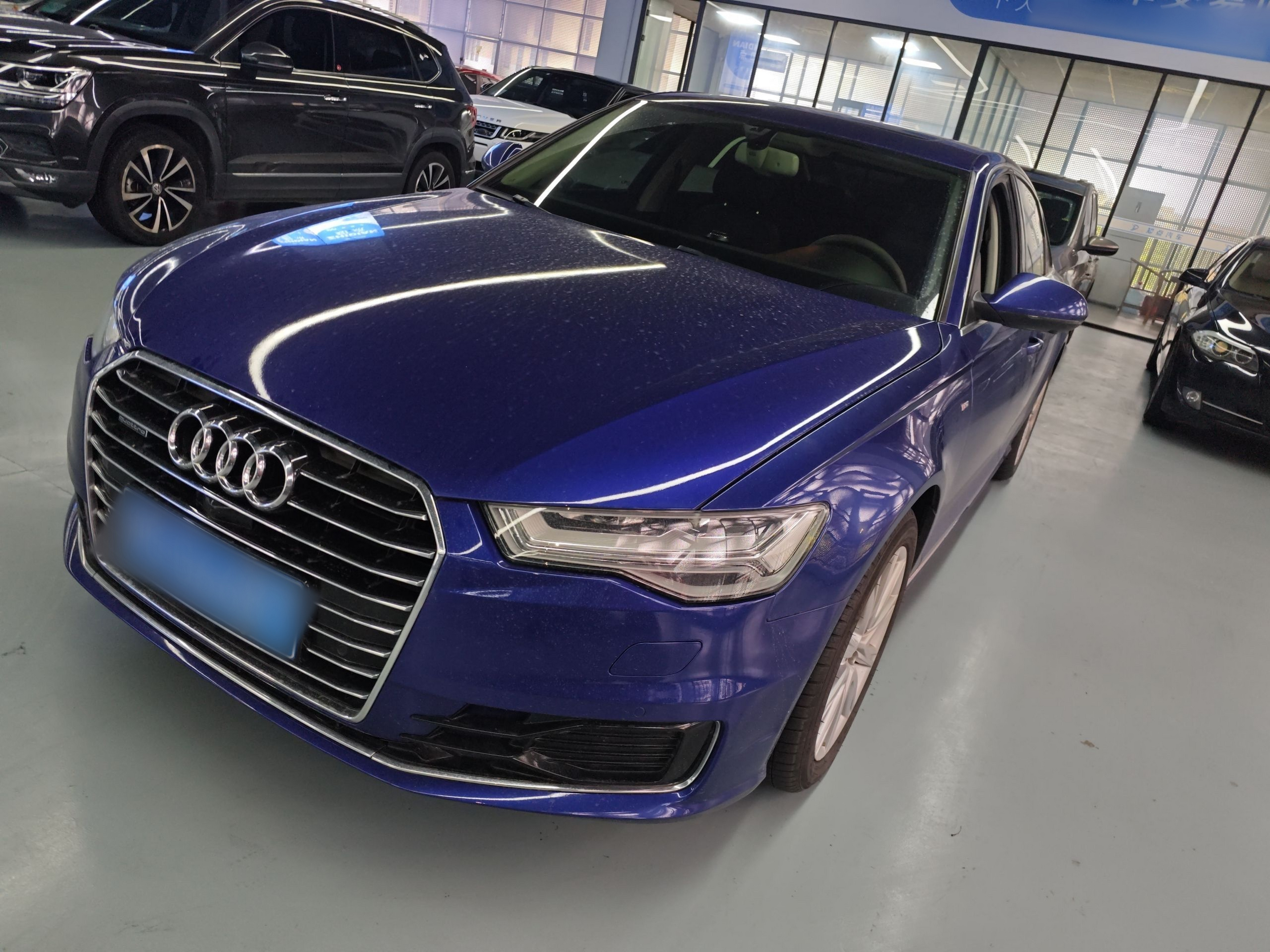 تحت مقدمة السيارة