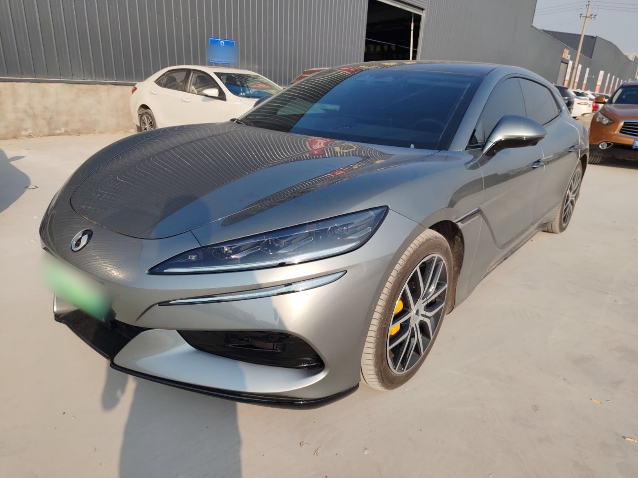 Под передней частью автомобиля