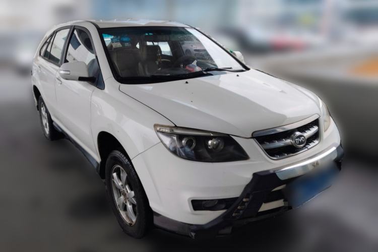 Used BYD S6 2014 2.0L Manual Luxury 5-Seater Front Right 45 Deg