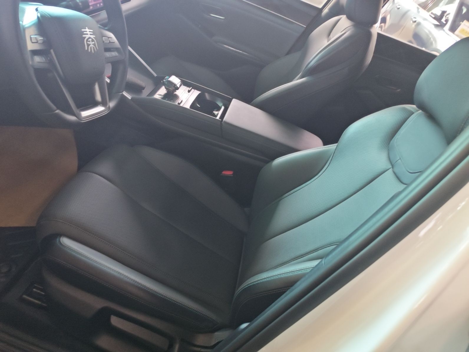 BYD Qin L 2025 DM-i Smart Drive 80KM Leading Model — снимка 17
