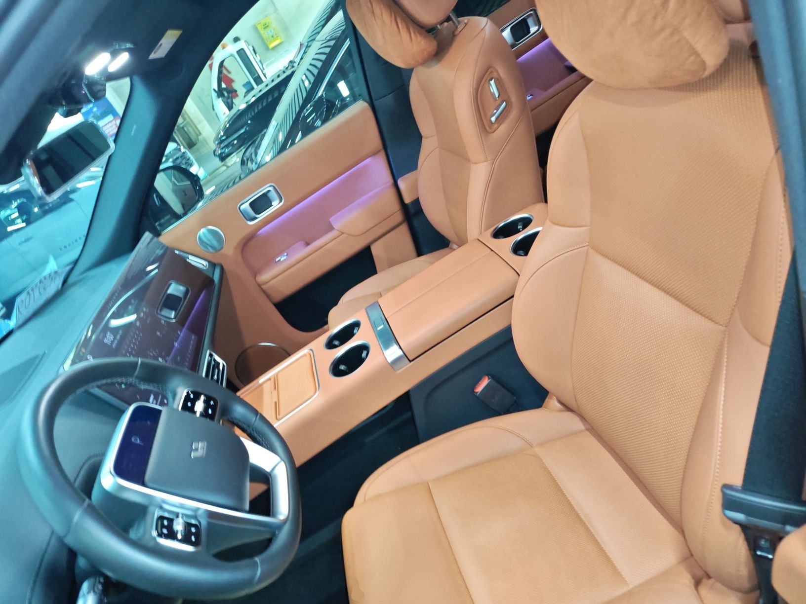 المقاعد الأمامية داخل السيارة