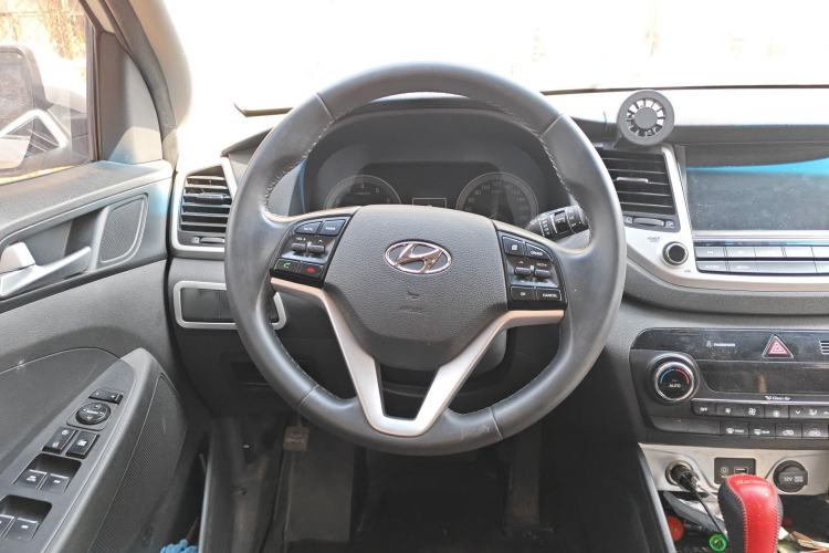 Used Hyundai Tucson 2015 1.6T Dual-Clutch Two-Wheel-Drive Smart Model Steering Wheel