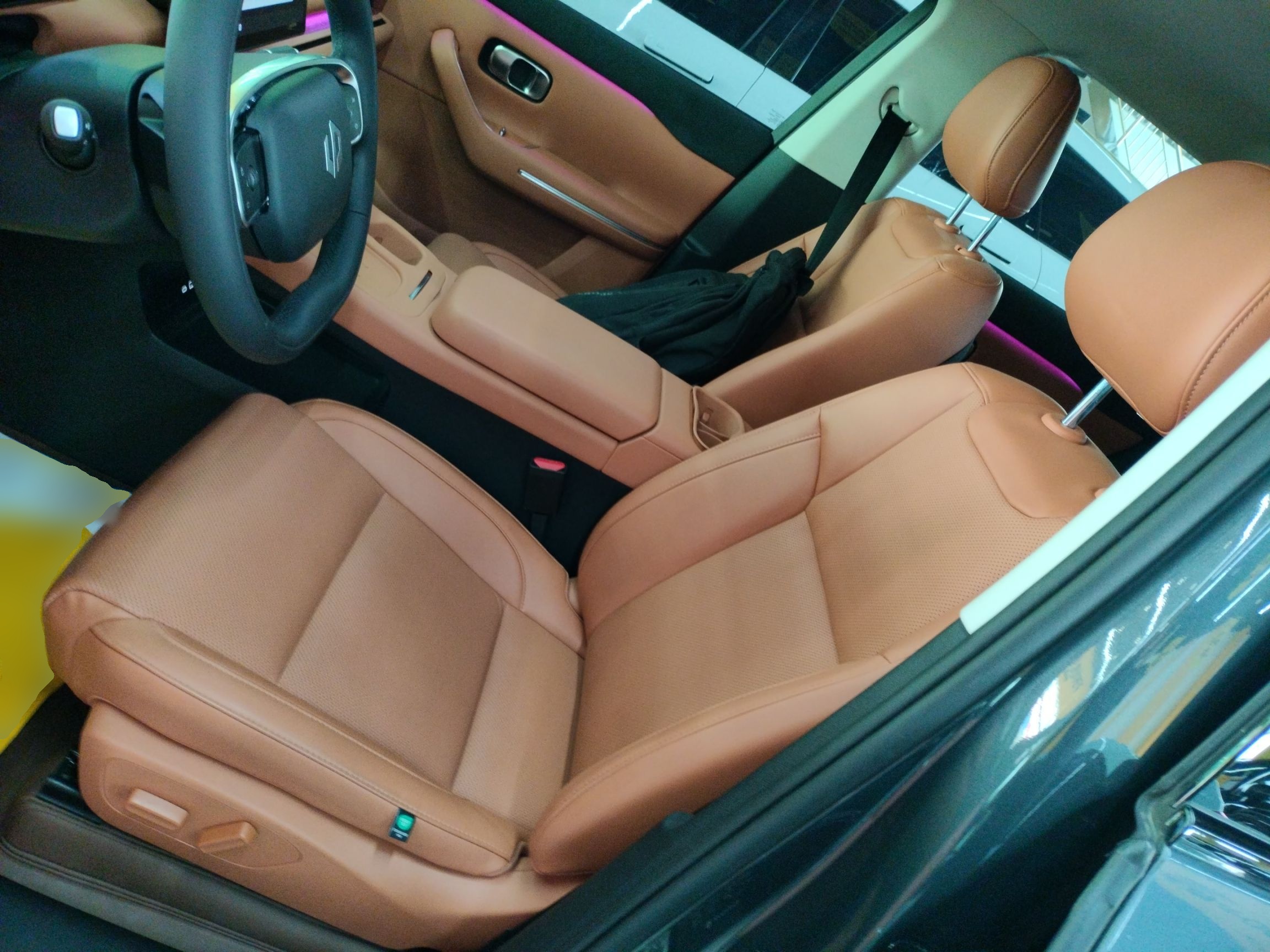 المقاعد الأمامية داخل السيارة