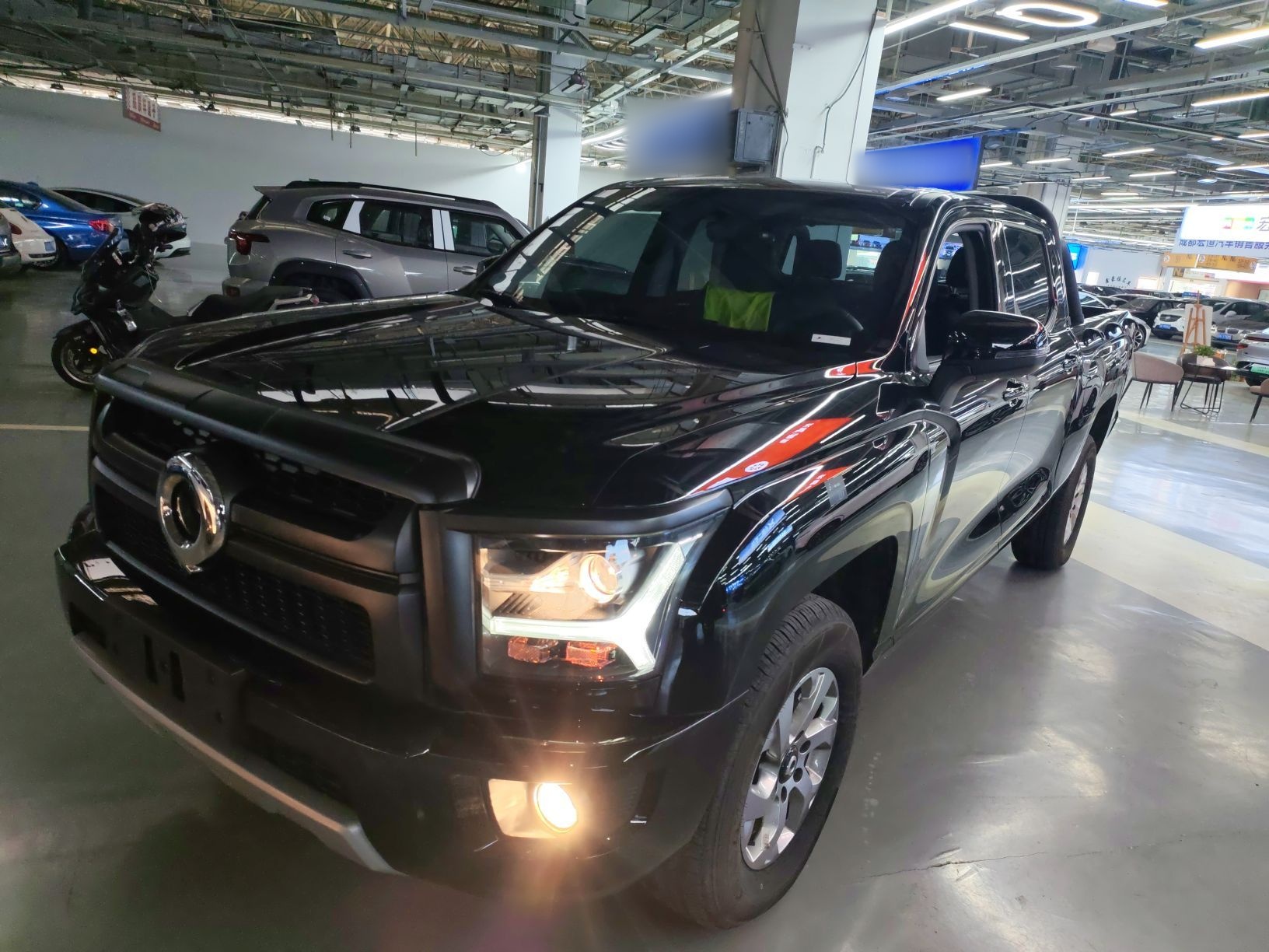 Под передней частью автомобиля