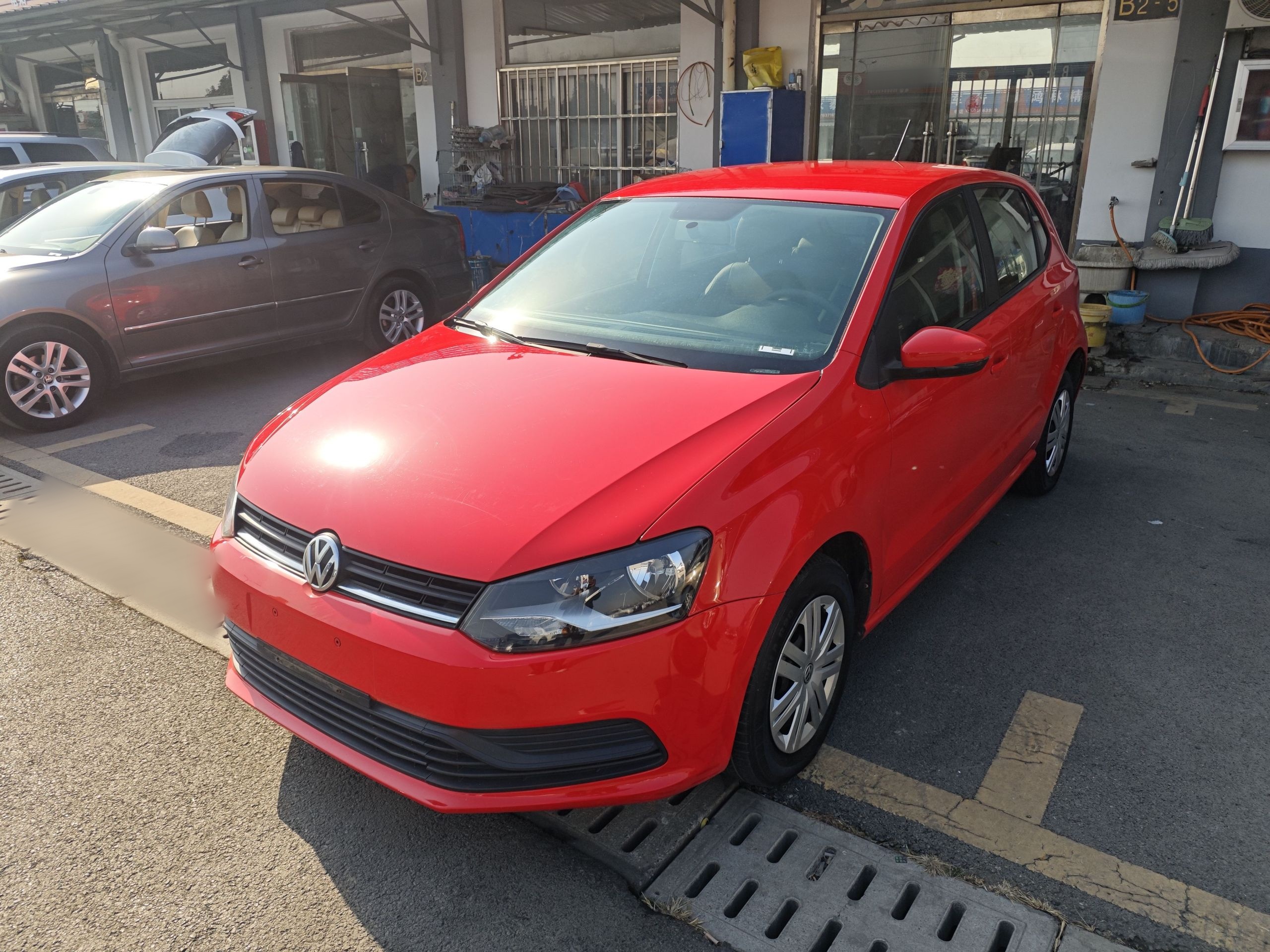 Под передней частью автомобиля