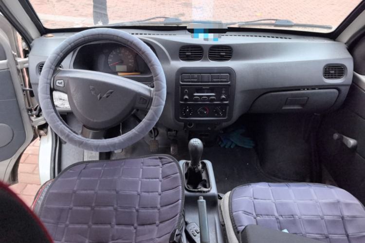 Used Wuling Zhiguang 2010 1.0L New Version Practical Short-Body L2Y Center Console