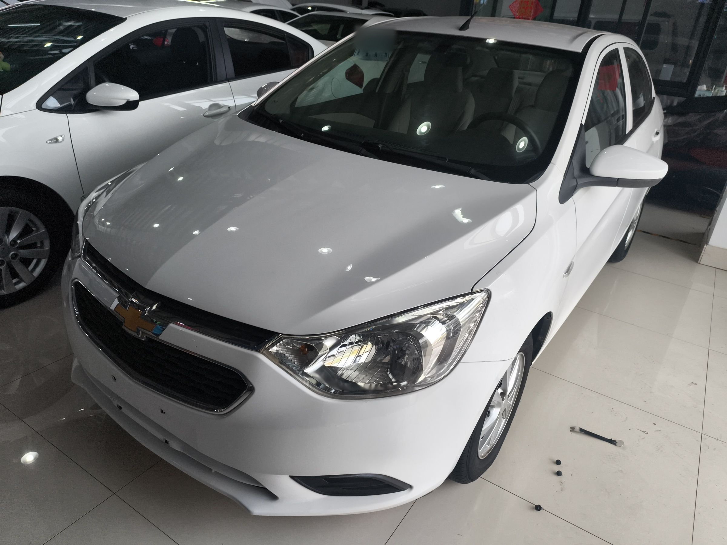 تحت مقدمة السيارة