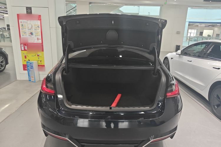 Used BMW i3 2023 eDrive 40 L Midnight Edition Trunk