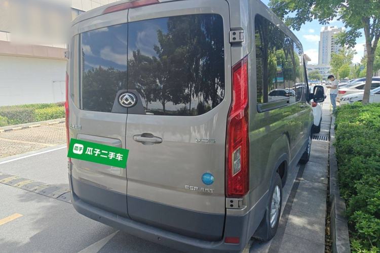 Used SAIC MAXUS Xintu V90 2022 2.0T AMT Yunjie Front-Wheel-Drive Short Wheelbase Mid-Roof Design with Single Rear Tire and 6 Seats
