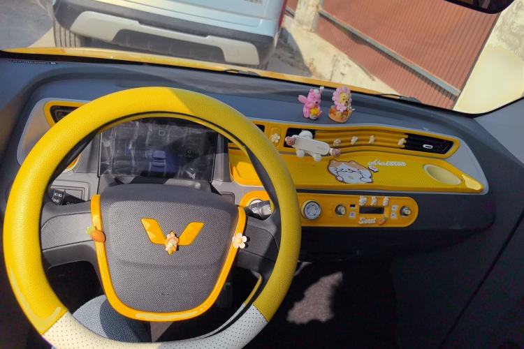 Used Wuling Hongguang MINIEV 2022 Macaron Premium Model – Lithium Iron Phosphate Center Console