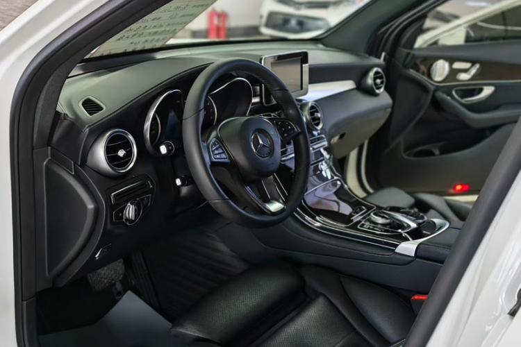 Used Mercedes-Benz GLC 2016 GLC 260 4MATIC Dynamic Edition Interior 2