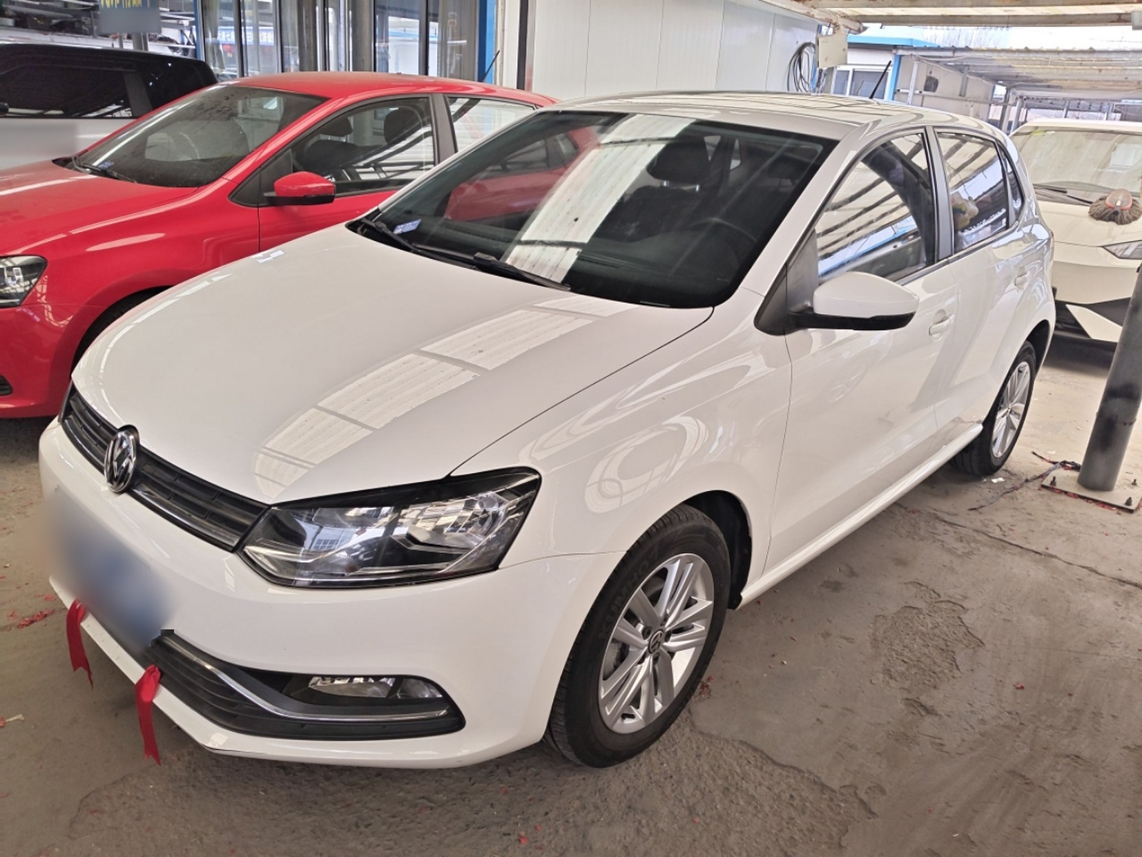 Под передней частью автомобиля