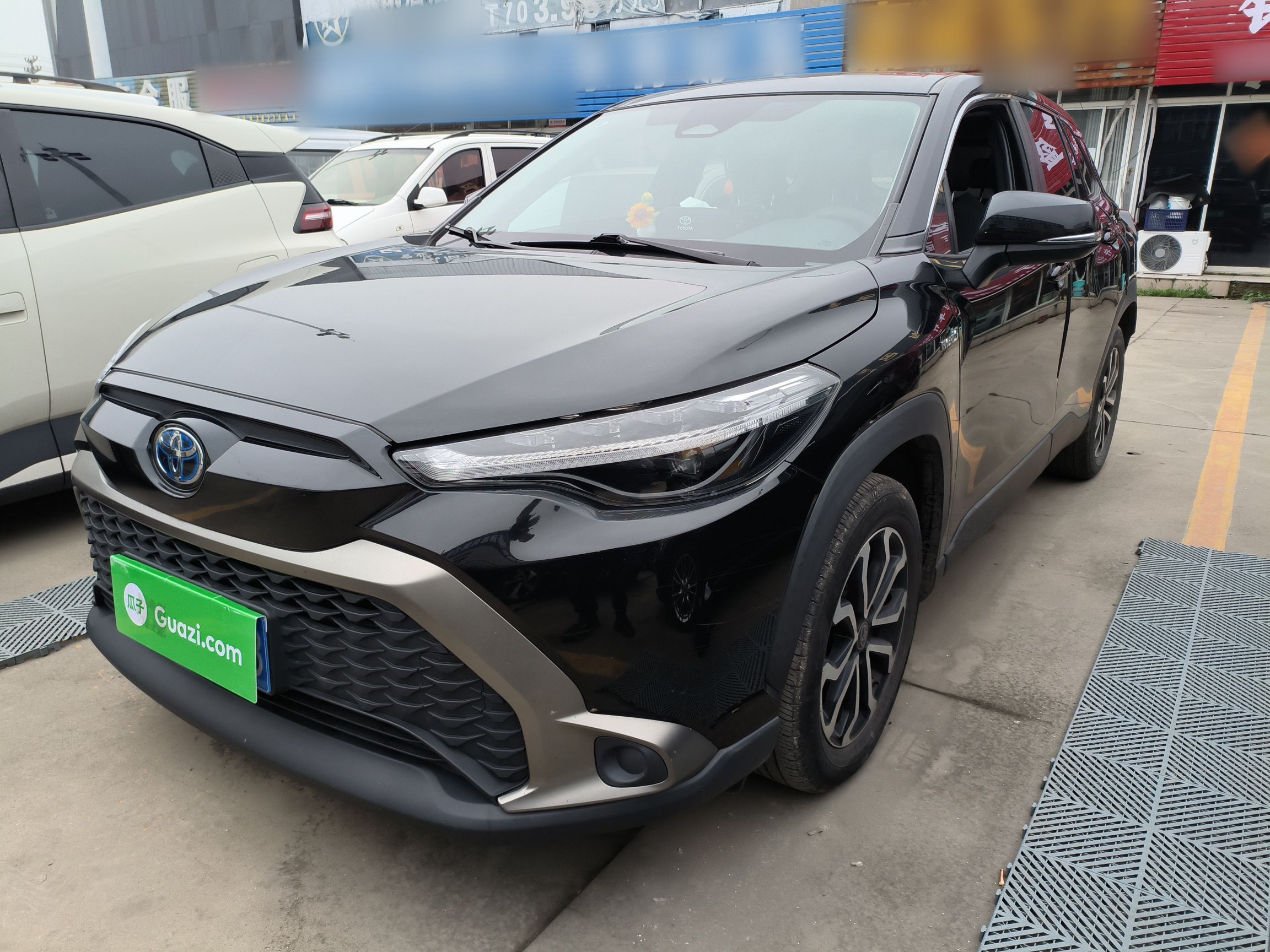 تحت مقدمة السيارة