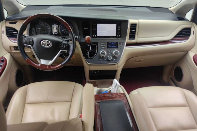 Used Toyota SIENNA 2018 3.5 Four-Wheel Drive LE Version 7 Seats – Canadian Edition Center Console