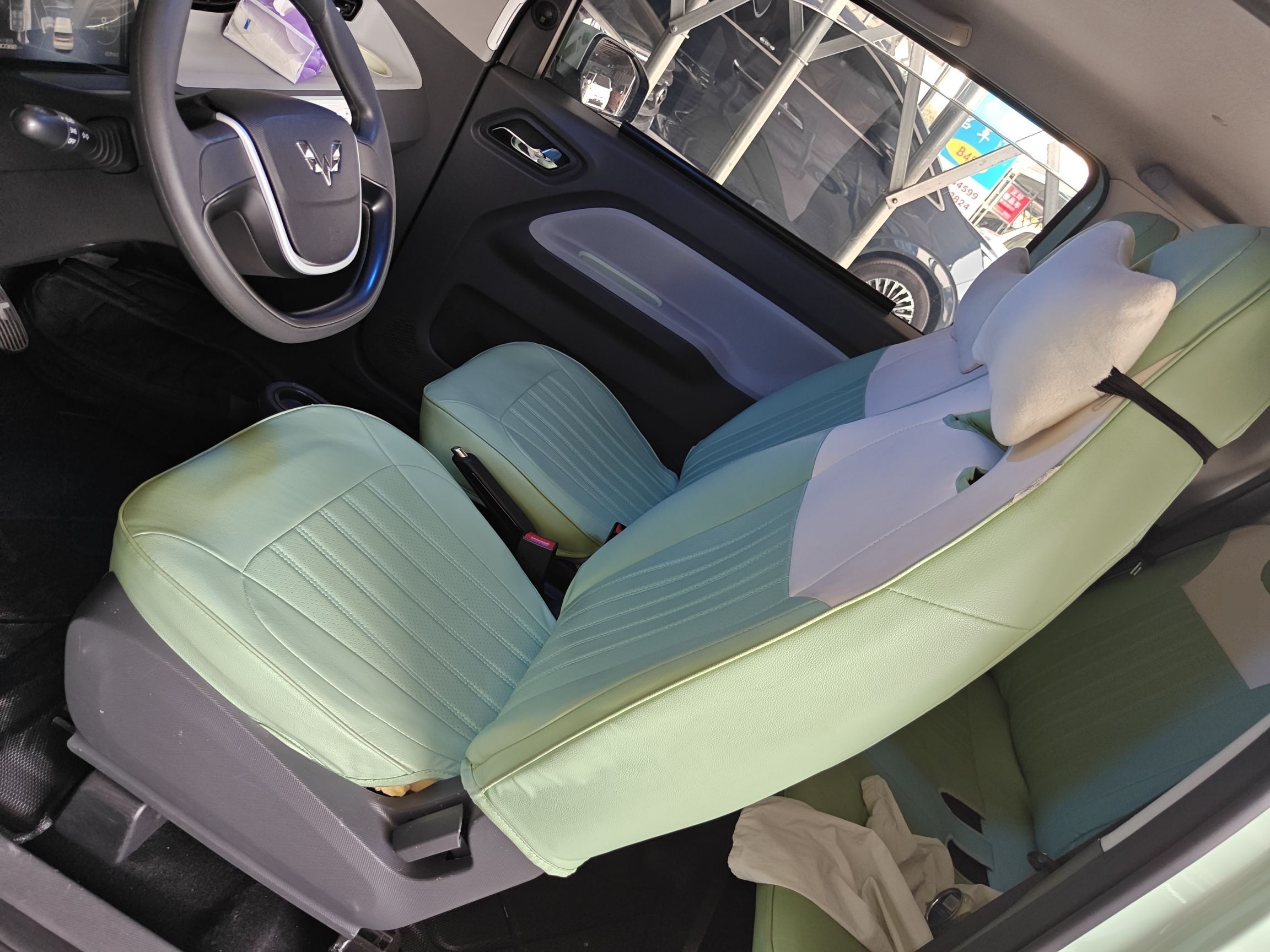 المقاعد الأمامية داخل السيارة