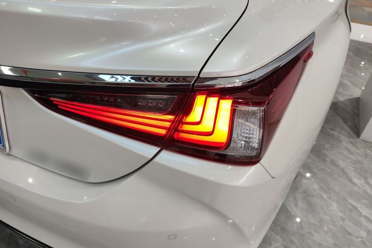 Used Lexus ES 2023 200 Excellence Edition Right Rear Taillight