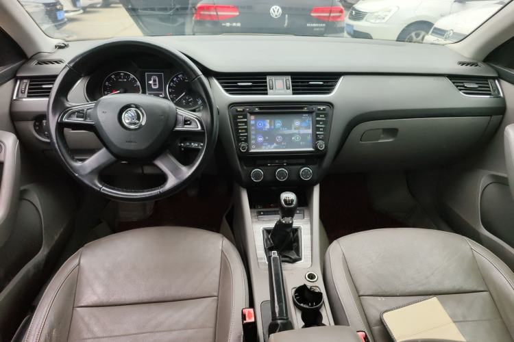 Used Skoda Octavia 2015 1.6L Manual Yijun Edition Center Console