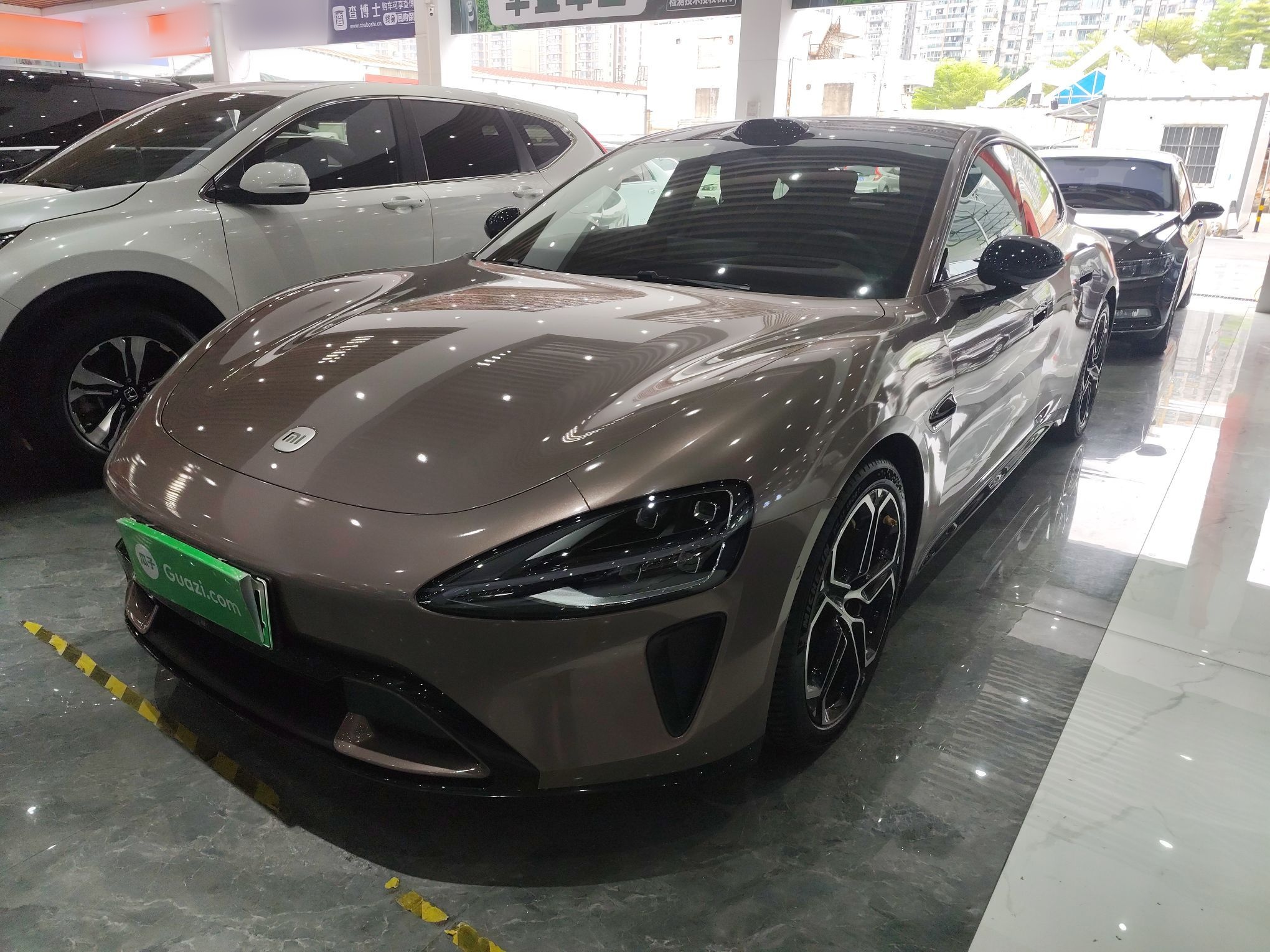 تحت مقدمة السيارة