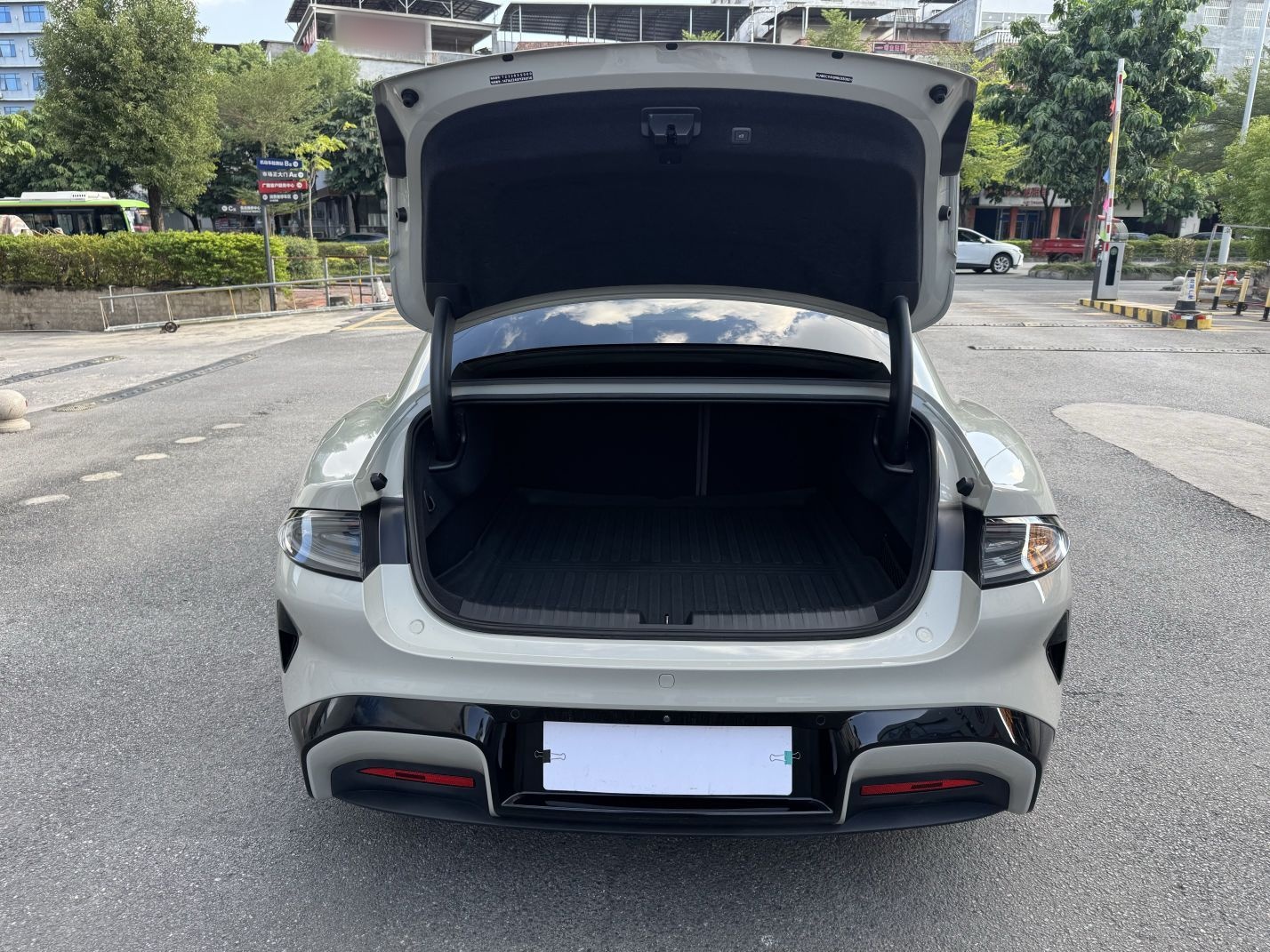 Xiaomi Auto SU7 2024 Rear-Drive Ultra-Long Range Advanced Pro-Level Intelligent Driving Version — снимка 17