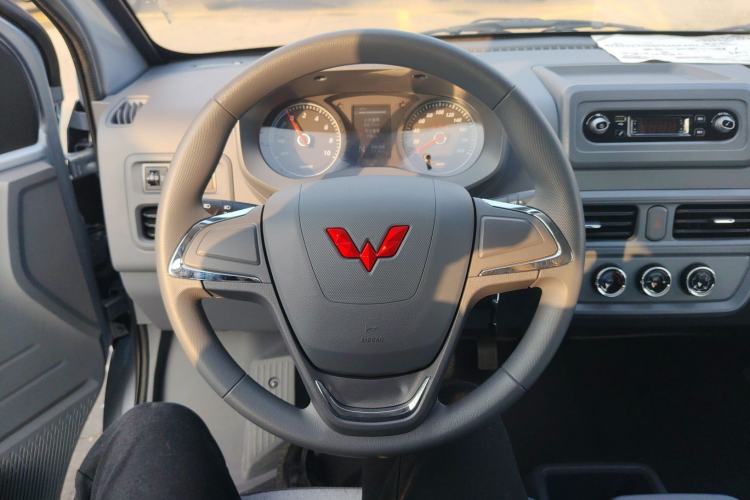 Used Wuling Yangguang 2024 300KM Comfort Version Passenger Van 75kW
