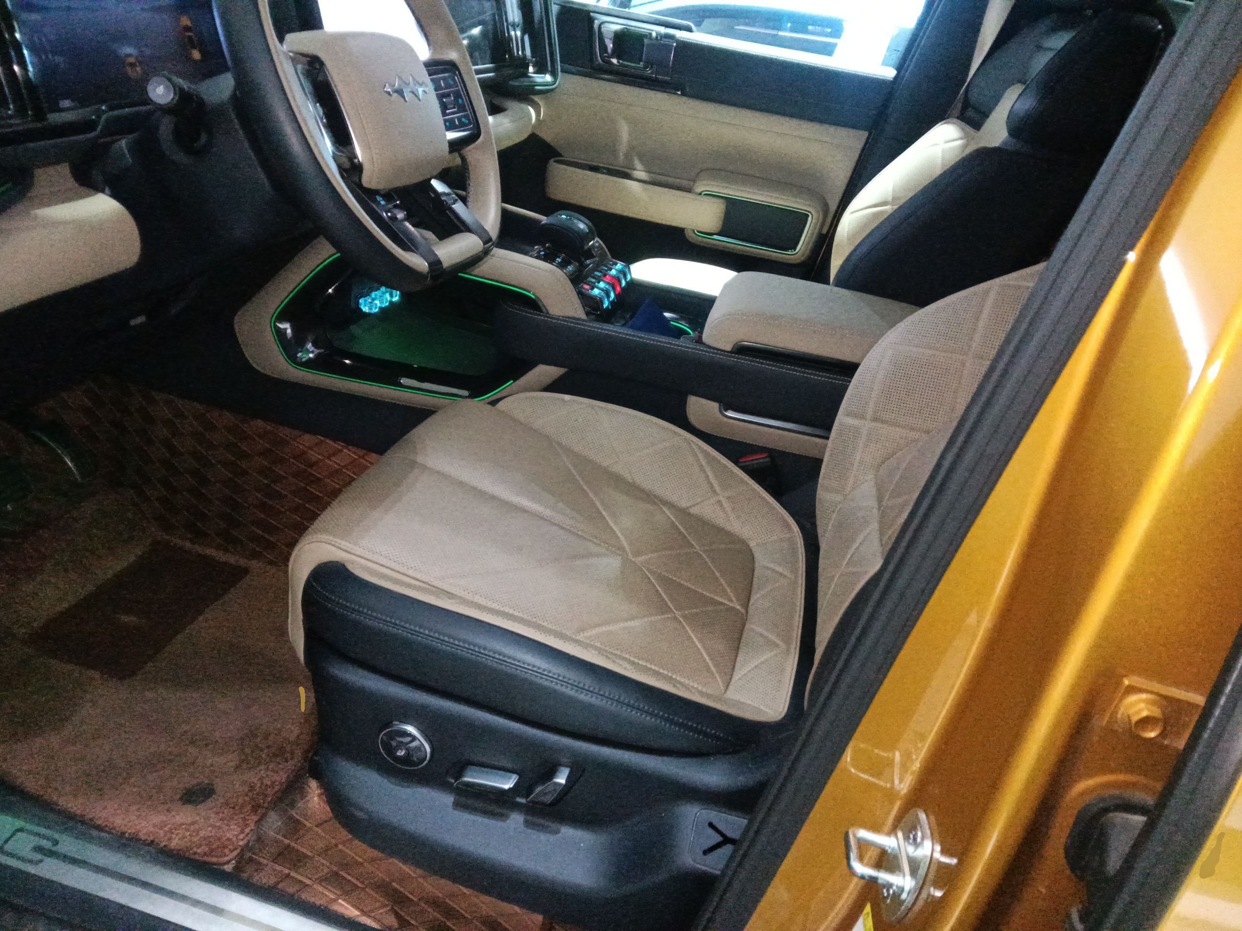 المقاعد الأمامية داخل السيارة