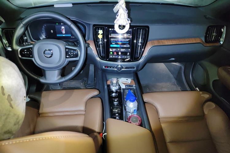 Used Volvo S60 2026 Model B4 Zhiyuan Luxury Edition Center Console