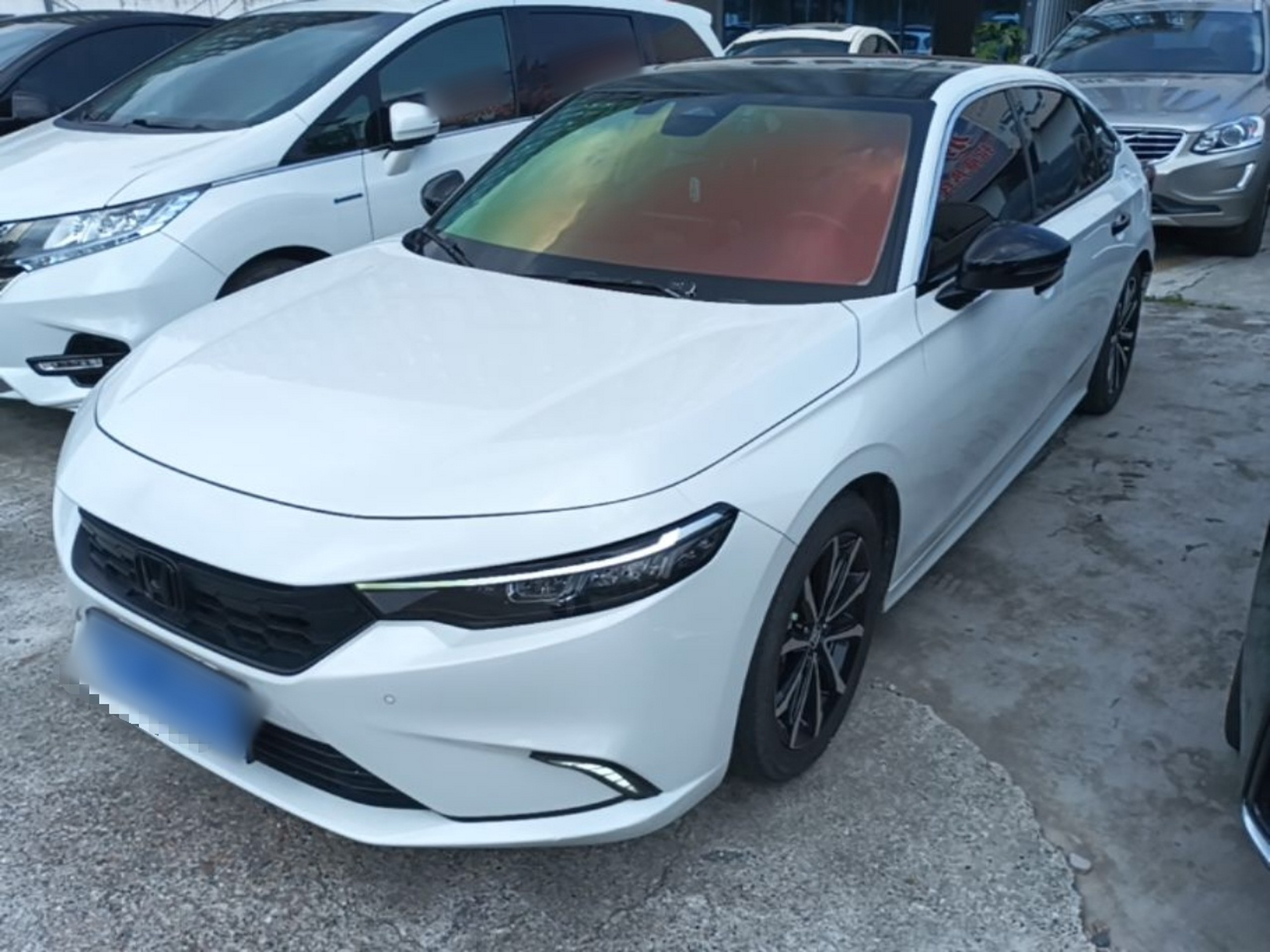 Под передней частью автомобиля