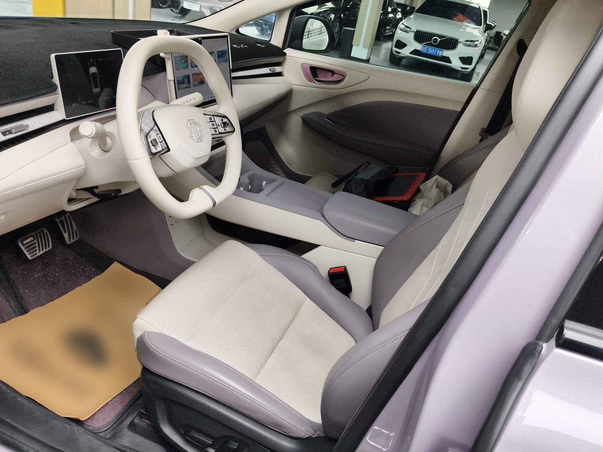 المقاعد الأمامية داخل السيارة