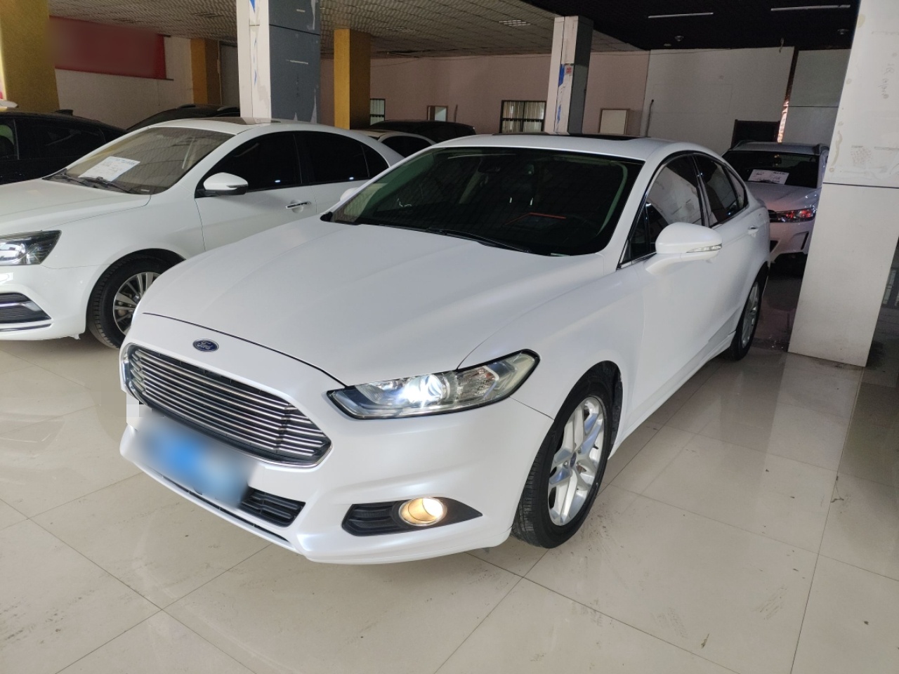 تحت مقدمة السيارة