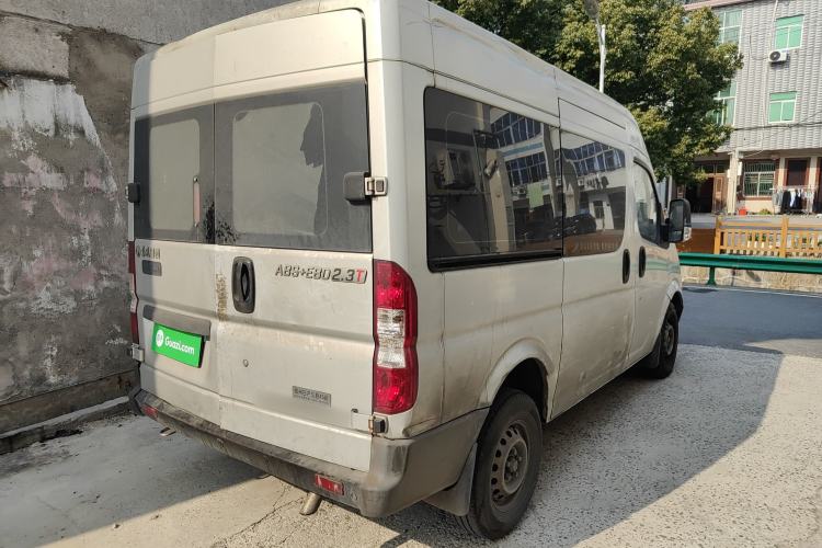 Used Dongfeng Yufeng 2018 2.3TA100 Standard Edition Logistics Vehicle Short Wheelbase Mid-Roof Design 5-9 Seater Powered by WP2.3
