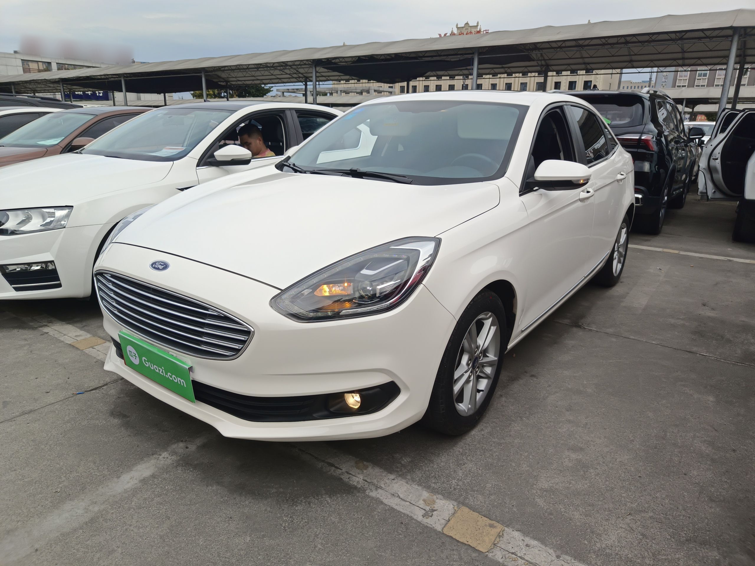 تحت مقدمة السيارة