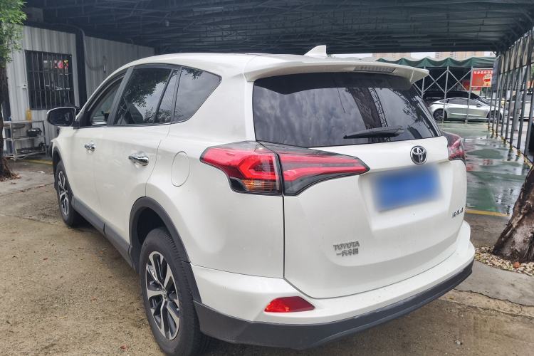 Used Toyota RAV4 2019 2.0L CVT Two-Wheel Drive Luxury Version China VI Standard
