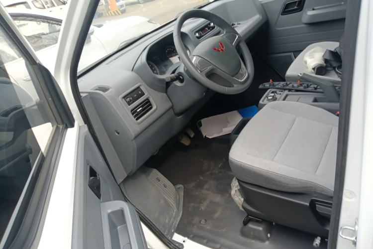 Used Wuling Yangguang 2024 300KM Comfort Version Passenger Van 75kW Driver Seat