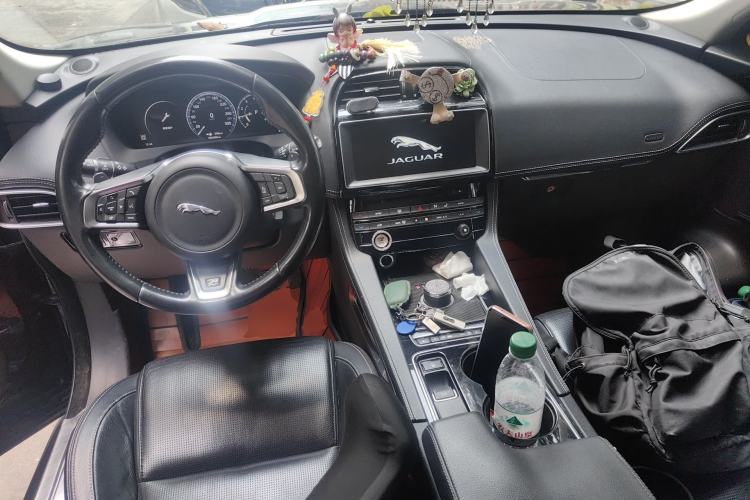 Used Jaguar F-PACE 2016 2.0T Two-Wheel-Drive R-Sport Sport Edition Center Console