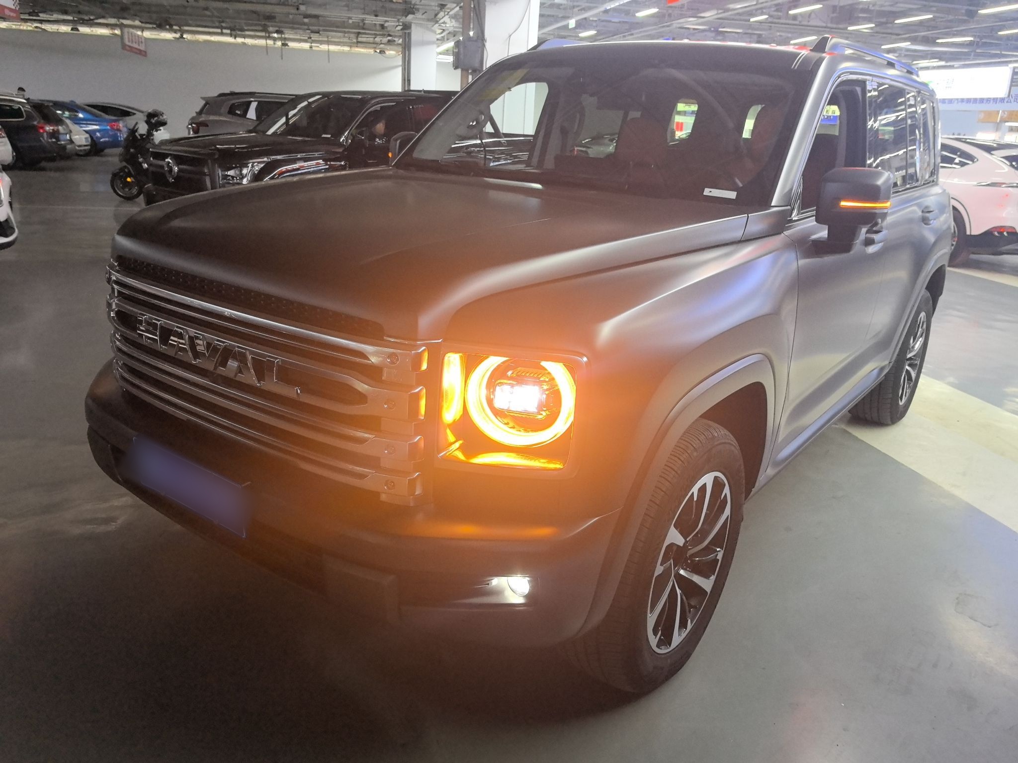 تحت مقدمة السيارة