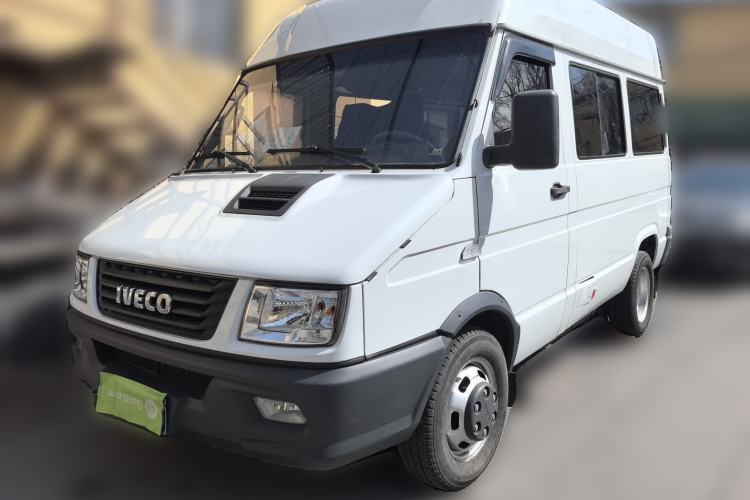Used Iveco Daily 2021 2.5T A35 M1 Passenger Van 5-9 Seater Short Wheelbase Low Roof Dual Tires Manual Doors